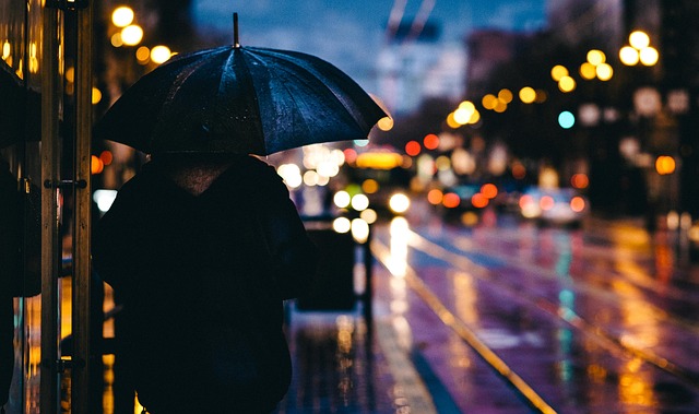 雨の日に傘をさす男性