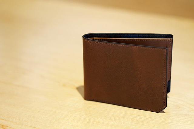 机に立てられた財布