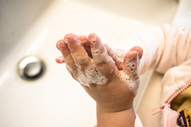 手を洗う子供