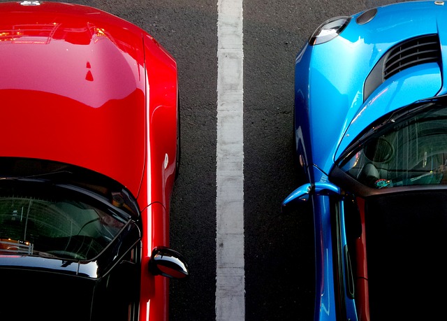 駐車場に停められた赤と青の車
