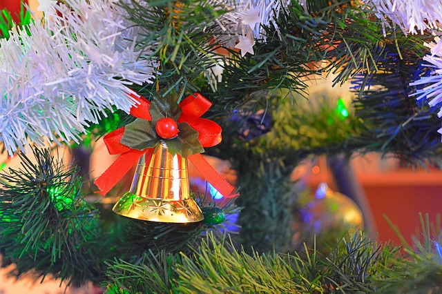 クリスマスツリーの飾りのベル