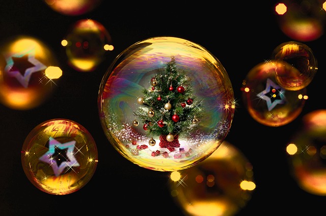 丸いガラスの中のクリスマスツリー