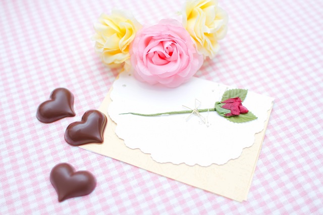 手紙とハート型のチョコレート