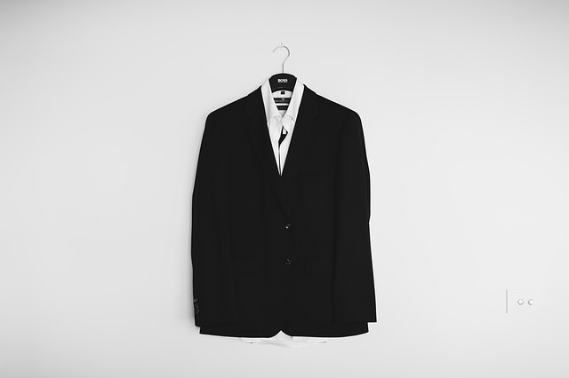 黒いスーツと白いシャツ