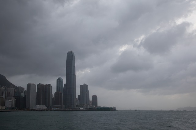 台風が接近してきた香港の街