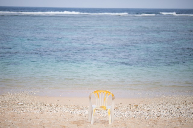 砂浜に置かれた一脚の椅子