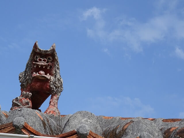 沖縄の家の屋根に飾られたシーサー