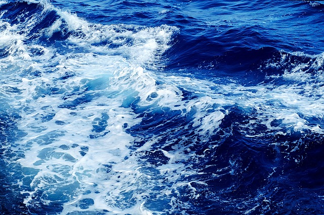 青い海の波