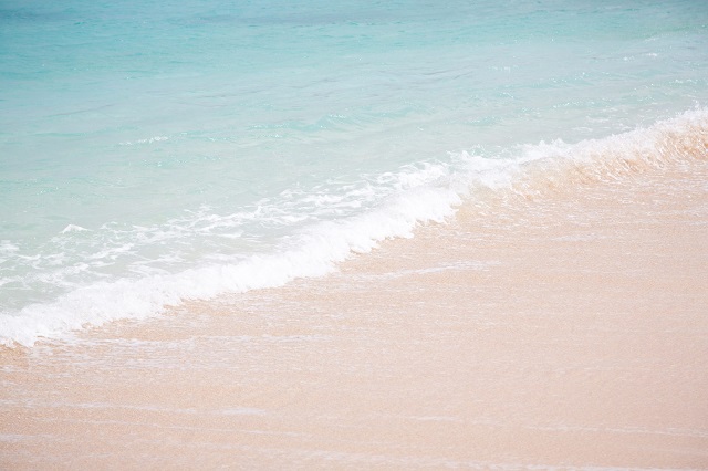 沖縄の綺麗な砂浜と海