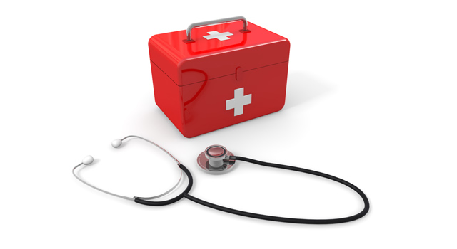 赤い救急箱と聴診器
