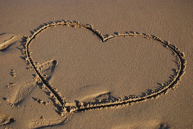 砂浜に書かれたハートマーク