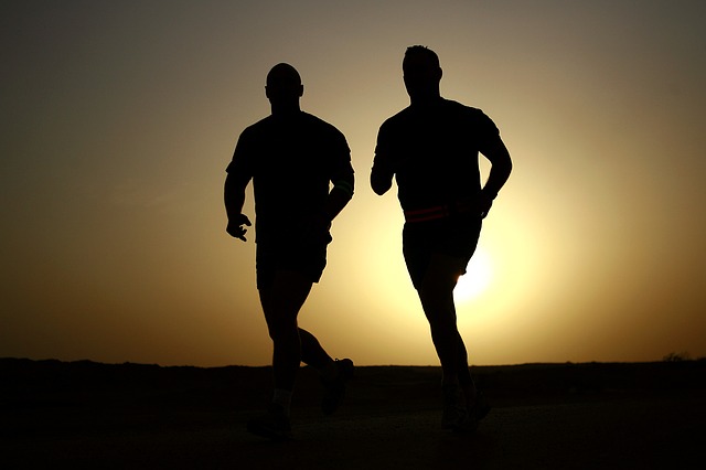 ジョギングをする二人の男性