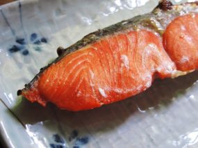 鮭の皮は食べるな?食べ過ぎは体に悪い?栄養とコラーゲンが豊富! | Shine Egg