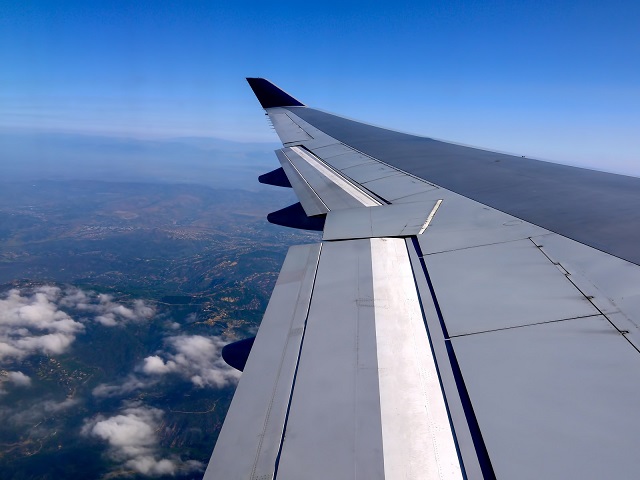 機内から見た飛行機の翼