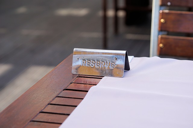 RESERVEの札が置いてあるテーブル