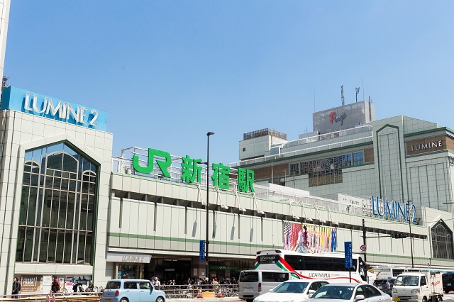 昼間の新宿駅