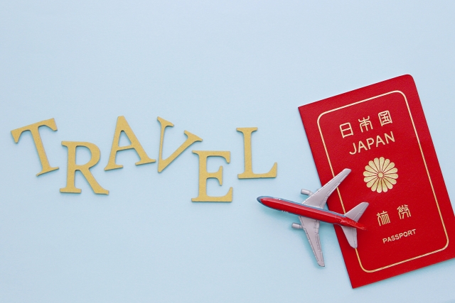 TRAVELの文字と飛行機とパスポート