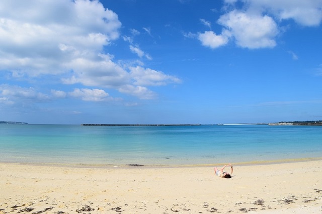 沖縄の綺麗な海と砂浜