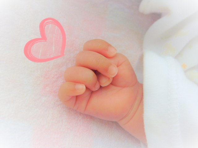 赤ちゃんの手とハート
