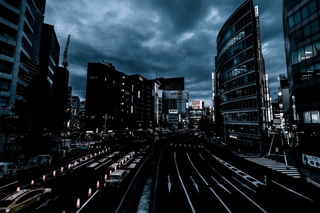 曇りの日の夜の東京