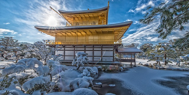 雪が積もった金閣寺