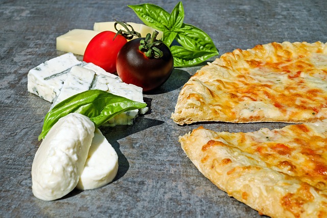 イタリアのピザとチーズ