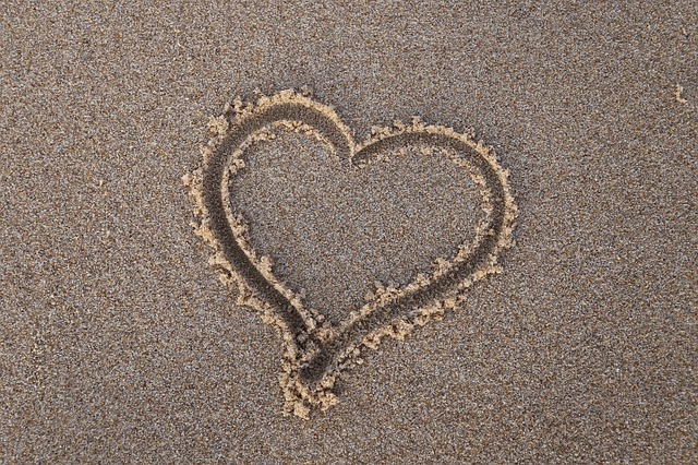 砂浜に書かれたハートのマーク