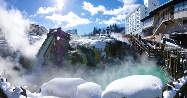 雪が積もった草津温泉の湯畑