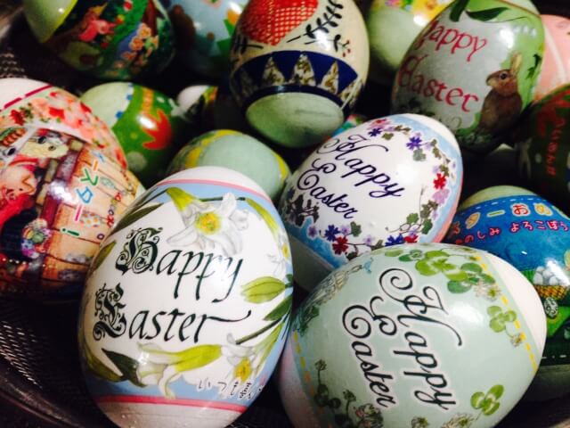 Happy Easterと書かれた卵