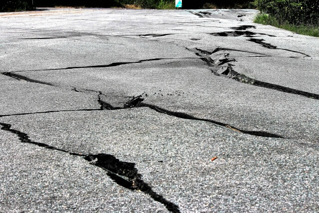 地震でコンクリートの地面が割れた