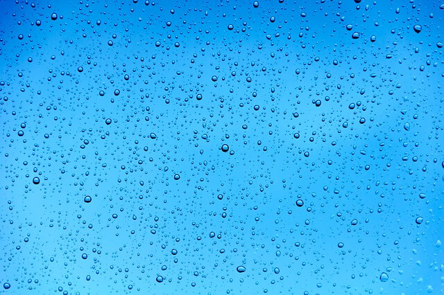 窓についた雨粒