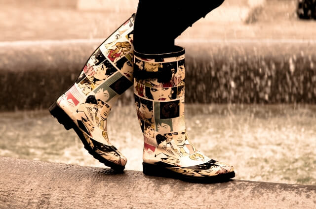 雨の日に長靴を履いて歩く人