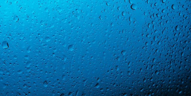 窓についた雨の粒