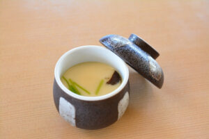 茶碗蒸しの正しい食べ方は?混ぜるのが正しい?マナーは?食べ終わったらどうする? | Shine Egg